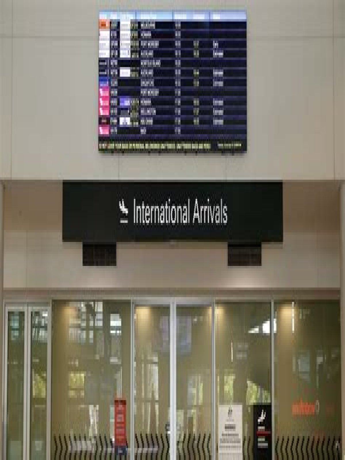 How many international flights arrive in Brisbane?