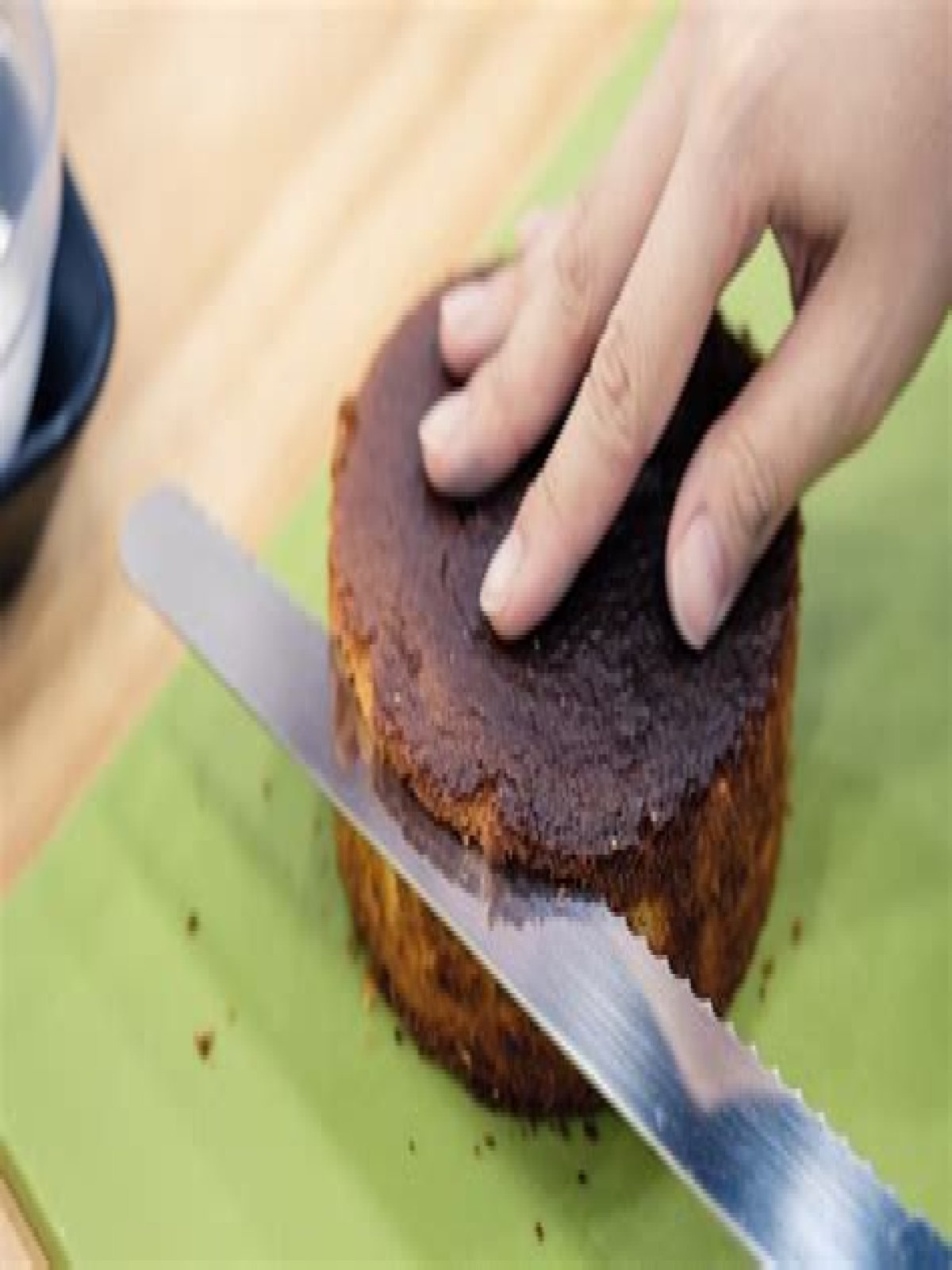 What knife do you use to level a cake?